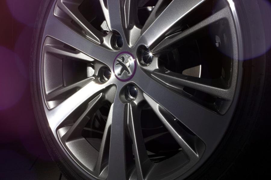  Peugeot 208 XY 2013 года  (фото 5 из 8)